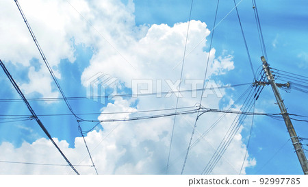 Looking up at the summer sky [horizontal composition] 92997785