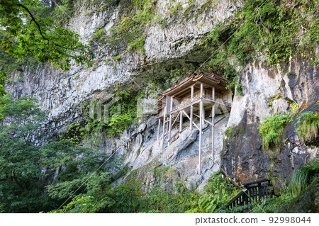 A national treasure built on a cliff. Mt. Mitoku Sanbutsuji Nageiredo (side) 92998044