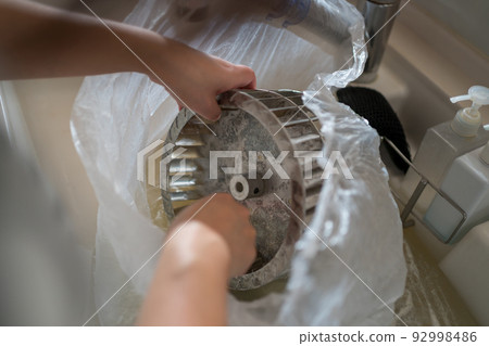 Cleaning the ventilation fan in the kitchen 92998486