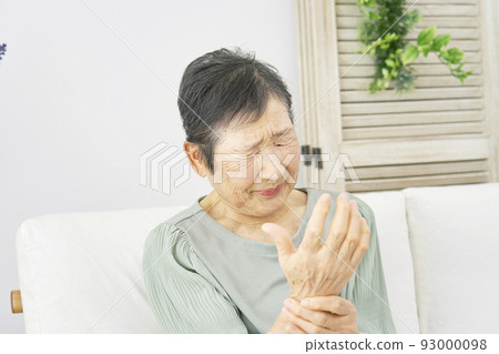 在家手痛的高級婦女 93000098