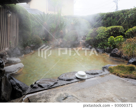 Beppu Kannawa, an open-air bath at Mikaeri Onsen, Hiuri, Beppu City, Oita Prefecture 93000371