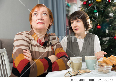 Family quarrel of an elderly mother and adult daughter 93000478
