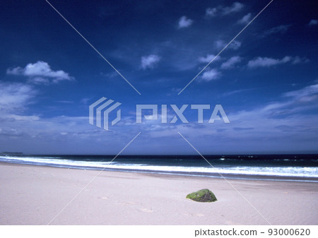 藍色的大海和天空,白色的沙灘和海浪。帶有鵝卵石的口音簡單但讓我想起了我的童年 藍色的大海和天空,白色的沙灘和海浪。帶有鵝卵石的口音簡單但讓我想起了我的童年 93000620