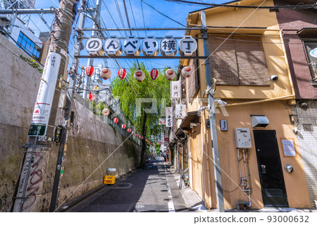 Tokyo cityscape in Japan More than 250,000 people, the highest number in Japan. 3 consecutive weeks, the most in the world. … No movement restrictions, Nonbei Yokocho = August 10 93000632