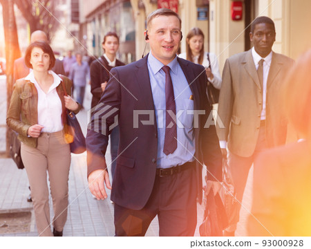 Men and women in business suits 93000928