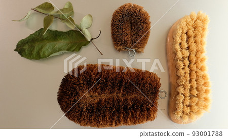 小刷子、大刷子和天然刷子可以消除塑料。 小刷子、大刷子和天然刷子可以消除塑料。 93001788