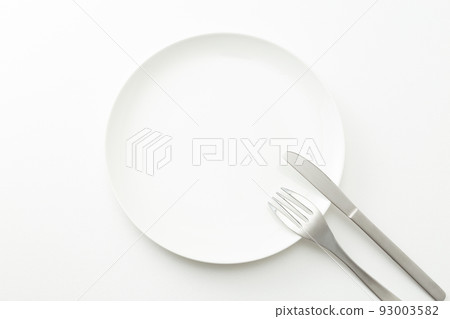盤子、刀子和叉子白色背景 93003582