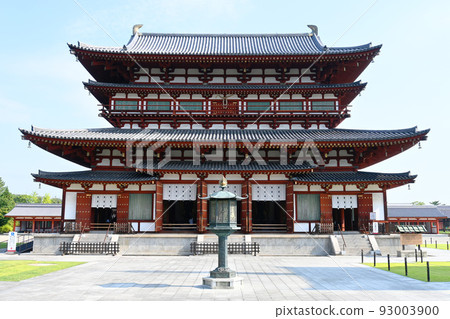 位於奈良市的世界文化遺產藥師寺本殿氣勢恢宏。 93003900