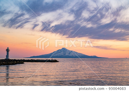 從北海道野寒布岬看到的利尻島 93004083