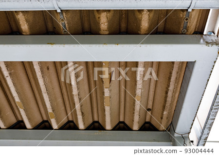 Folded plate roof dew condensation prevention heat insulating material peeling due to aged deterioration Folded plate roof dew condensation prevention heat insulating material peeling due to aged deterioration 93004444