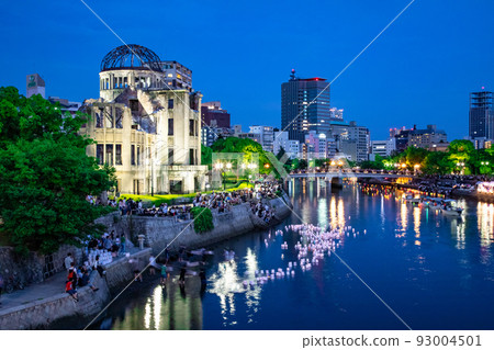 Hiroshima August 6th is the day of the atomic bombing. Scenery around the Atomic Bomb Dome and Motoyasu Bridge. A memorial lantern ceremony is held. Hiroshima August 6th is the day of the atomic bombing. Scenery around the Atomic Bomb Dome and Motoyasu Bridge. A memorial lantern ceremony is held. 93004501