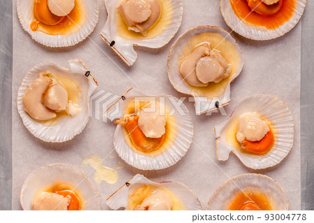 Cooked scallops with melted butter Cooked scallops with melted butter 93004778