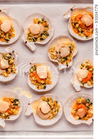 Cooked scallops with sauce Cooked scallops with sauce 93004779