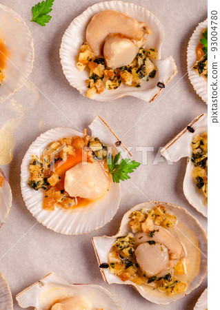 Cooked scallops with sauce Cooked scallops with sauce 93004780