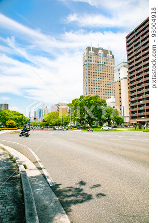 A view of Chuo-dori and Peace Memorial Park from the Tanaka-cho intersection on Peace Boulevard. The downtown area of Hiroshima continues. A view of Chuo-dori and Peace Memorial Park from the Tanaka-cho intersection on Peace Boulevard. The downtown area of Hiroshima continues. 93004918