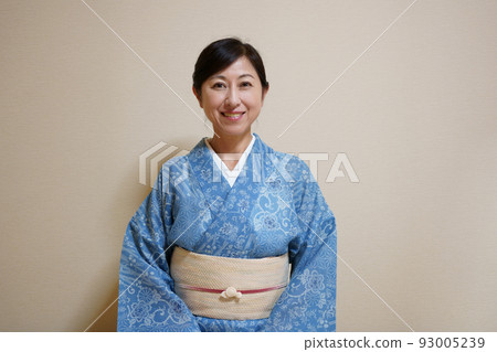 穿著浴衣（絲綢和紅梅高級浴衣）的中年婦女，頭戴半領，繫著名古屋腰帶