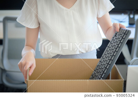 一位女士將行李裝入紙箱的照片素材 93005324