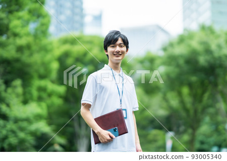 穿短袖休閒服的新員工 93005340