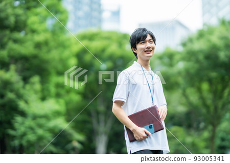 穿短袖休閒服的新員工 93005341