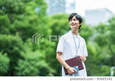 穿短袖休閒服的新員工 穿短袖休閒服的新員工 93005342