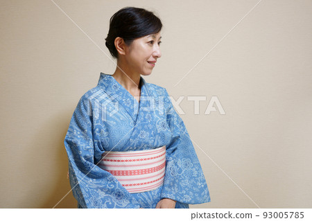 一位穿著浴衣（奢華浴衣絲紅梅）的中年婦女，穿著隨意，沒有半領 93005785