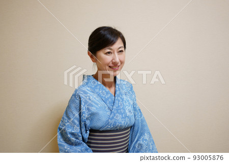 A middle-aged woman wearing a yukata (luxury yukata silk red plum) casually dressed without a half-collar 93005876
