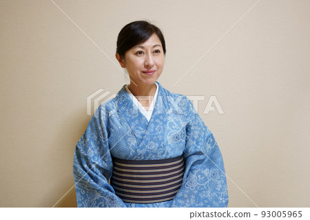 身著半領浴衣（奢華絲綢紅梅浴衣）的中年婦女 93005965