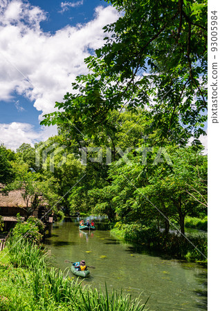 人們在夏日藍天和清澈的溪流中享受漂流 人們在夏日藍天和清澈的溪流中享受漂流 93005984