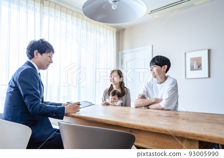 A couple checking the interior of the apartment Living room 93005990