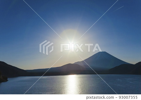 Mount Fuji and the sunrise at Lake Motosuko, Yamanashi Prefecture 93007355