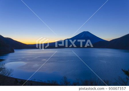 山梨縣身延町本栖湖的黎明富士山 93007357