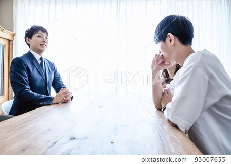 A couple checking the interior of the apartment Living room 93007655