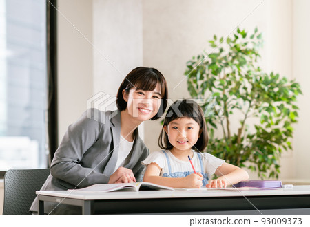 學習在補習班學校的女孩 93009373