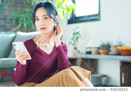 女性生活方式智能手機客廳新常態 93010201
