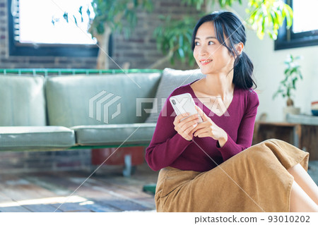 Women's lifestyle smartphone living room new normal 93010202