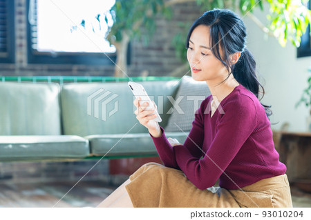 Women's lifestyle smartphone living room new normal 93010204