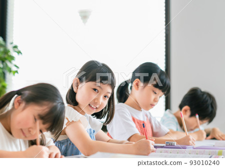 在補習班學習的小學生 93010240