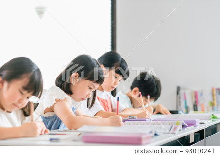 在補習班學習的小學生 93010241