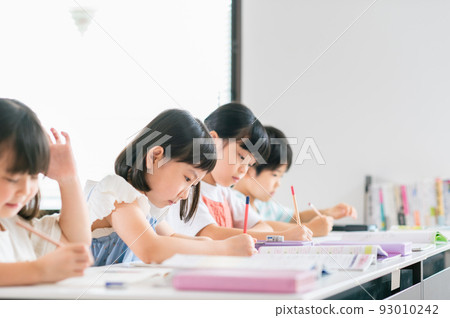 Elementary school students studying at cram school 93010242