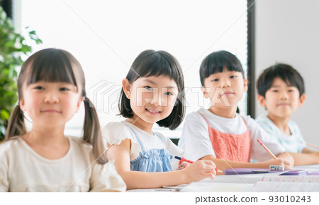 Elementary school students studying at cram school 93010243