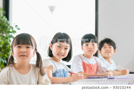 Elementary school students studying at cram school Elementary school students studying at cram school 93010244