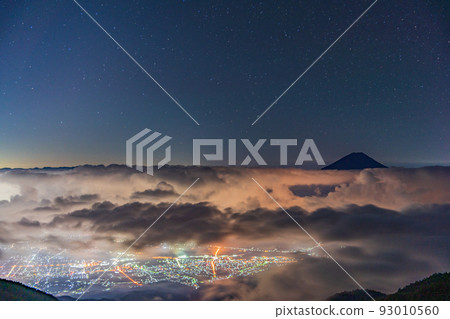 (Yamanashi Prefecture) City lights and Mt. Fuji floating in the sea of clouds 93010560