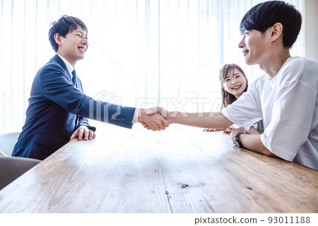買公寓的夫婦握手 買公寓的夫婦握手 93011188