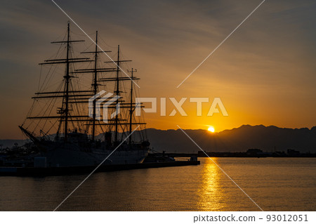 Sunrise from Kaiwomaru and the Tateyama mountain range 93012051