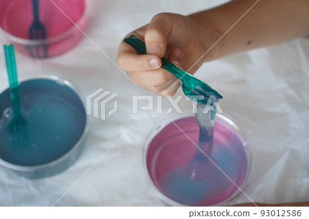 I made morning glory water with the morning glories I grew in elementary school. Colorful slime made with morning glory water 93012586