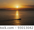 夕陽照亮的小船剪影 93013042
