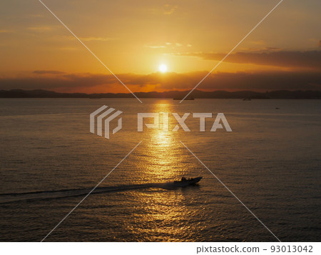 夕陽照亮的小船剪影 夕陽照亮的小船剪影 93013042