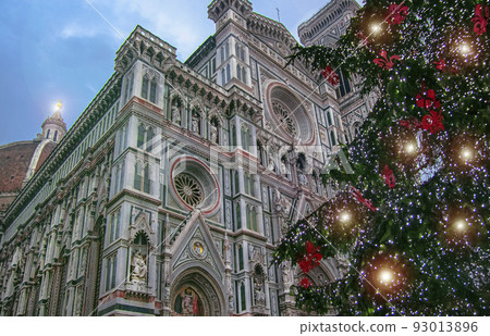Christmas tree near Santa Maria del Fiore, the main church of Florence 93013896