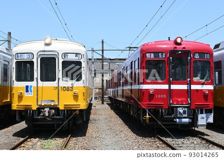 Takamatsu Kotohira Electric Railway 1080 and 1300 lined up at the depot Takamatsu Kotohira Electric Railway 1080 and 1300 lined up at the depot 93014265