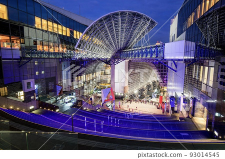京都府，從通往京都站屋頂廣場的大樓梯到中央出口大廳 93014545